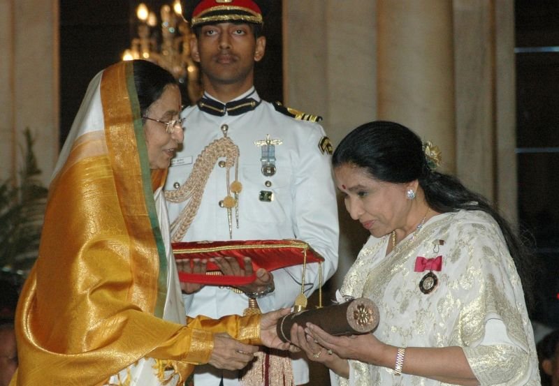 चलो बुलावा आया है…और आशा भोंसले चल पड़ीं अनंत यात्रा पर